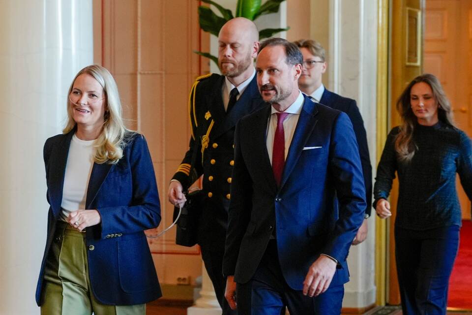 Mette-Marit mit Sauerstoffgerät bei offiziellem Termin