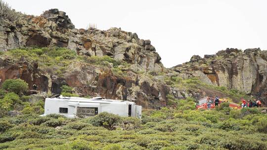 Bus stürzt auf Kanareninsel Böschung hinab