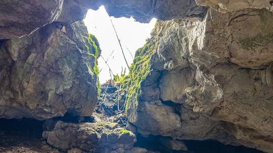 Achtjährige stürzt beim Wandern in Höhle
