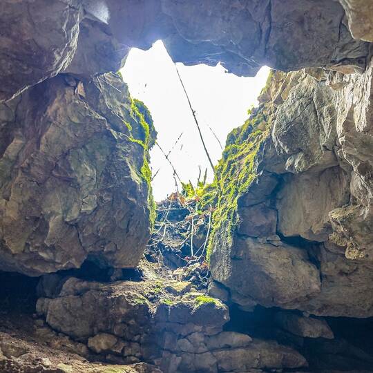 Achtjährige stürzt beim Wandern in Höhle