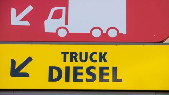 Besonders Lastwagen und Dieselfahrzeuge sind von gestiegenen Kraftstoffpreisen betroffen. Jens Büttner/dpa-Zentralbild/dpa Sprit-Diebstahl