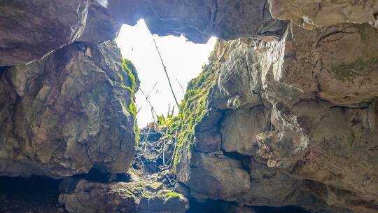 Achtjährige stürzt beim Wandern in Höhle