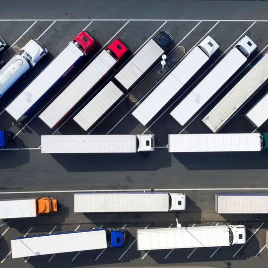 Lkw-Parkplätze an Autobahnen