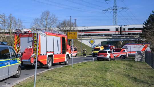 Oberleitung fällt auf ICE: Hunderte Reisende sitzen fest