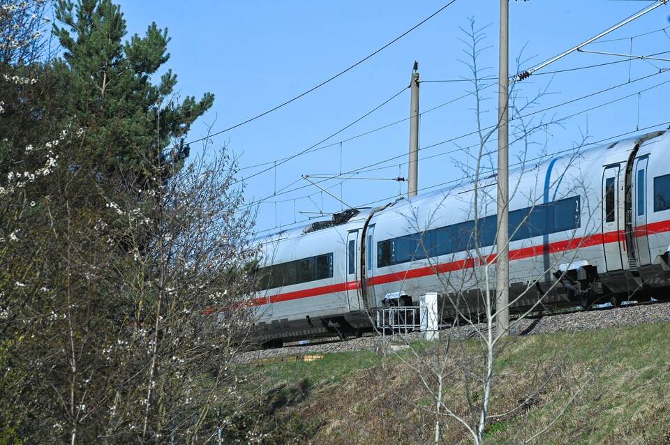Oberleitung fällt auf ICE: Hunderte Reisende sitzen fest