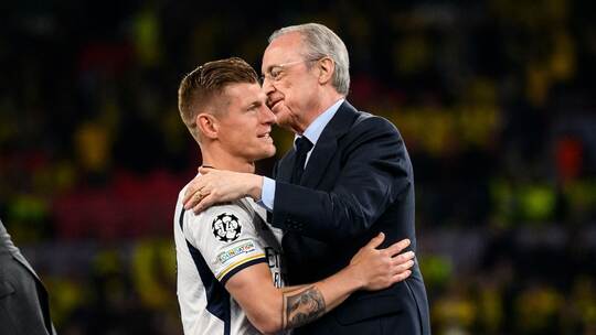 Florentino Pérez (r) und Toni Kroos Florentino Pérez (r) und Toni Kroos