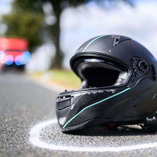 Motorrad und Pedelec stoßen zusammen