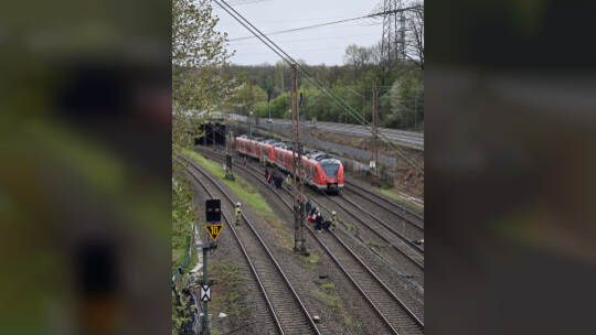 S-Bahn fährt in Oberleitung – Fahrgäste evakuiert