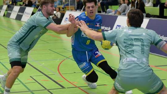 Max Bröhl (Mitte, hier im Heimspiel gegen Köndringen-Teningen in der Hinrunde) traf fünfmal beim Sieg von Pforzheim/Eutingen in
