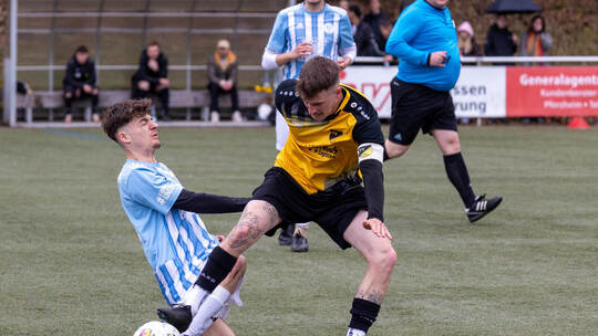 Harte Arbeit: Schwerer als erwartet, tat sich Lienzingen (rechts mit Hannes Geißler) gegen das Schlusslicht Ispringen II, hier m