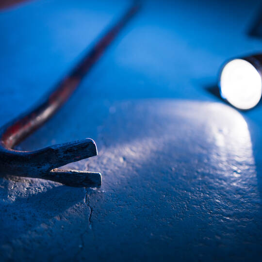 Symbolbild Einbruch, Taschenlampe mit Brechstange