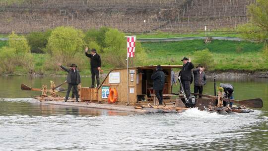 Floßmeister Kipp und sein Team unterwegs auf der Mosel