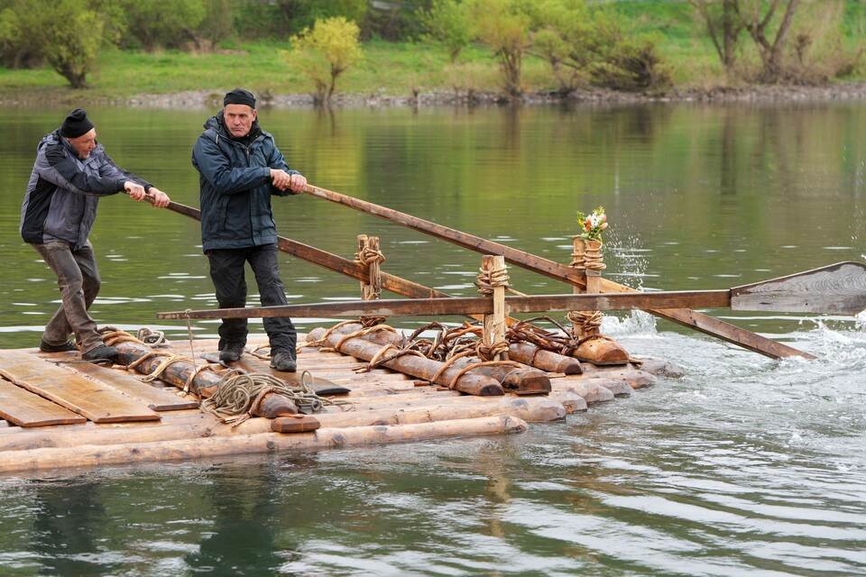 Floßmeister Kipp und sein Team unterwegs auf der Mosel