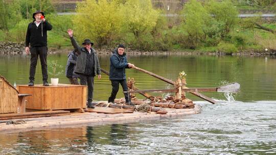Floßmeister Kipp und sein Team unterwegs auf der Mosel