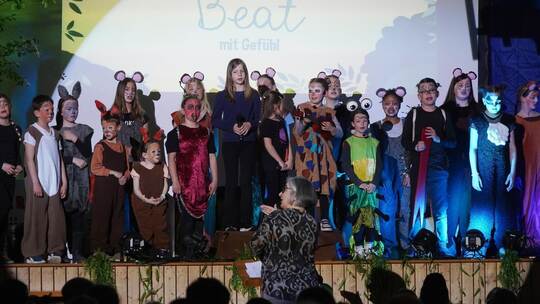 Zum großen Finale stehen alle Mitwirkenden auf der Bühne. Der große Chor hat sich daneben platziert. Nico Roller