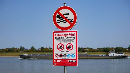 Warnhinweise am Rheinufer