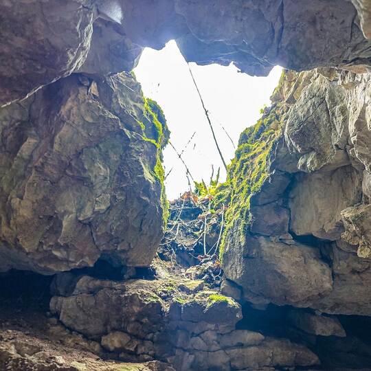 Achtjährige stürzt beim Wandern in Höhle