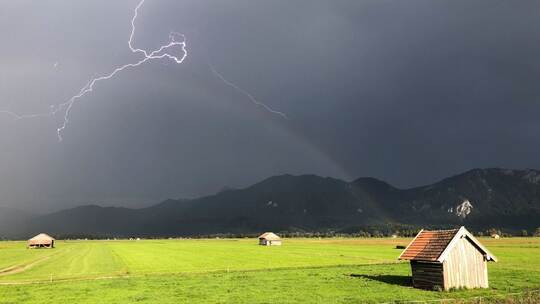 Blitz zuckt über den bayerischen Voralpen