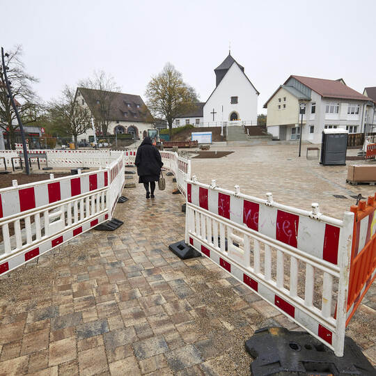 Die Neugestaltung des Friolzheimer Marktplatzes neígt sich dem Ende zu. Für die entstandenen Parkplätze soll es klare Regelungen