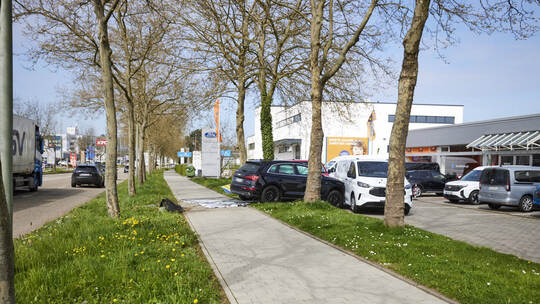 Unfall PKW und LKW, PKW fährt dann in Kleintransporter