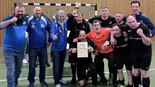 Großer Jubel mit Pokal und Urkunde: Die Inklusionsfußballer des 1. CfR Pforzheim feiern den nordbadischen Meistertitel. CfR