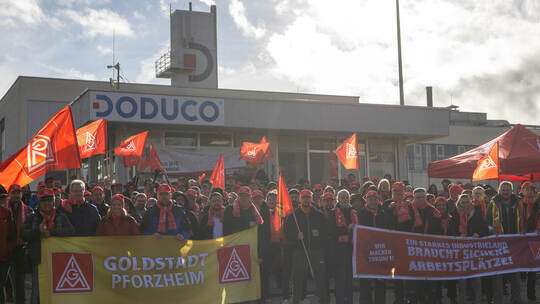 Ein Großteil der Arbeitsplätze am Standort Pforzheim bleibt erhalten. Mitarbeiter können zu Doduco Contact&Refining oder Wieland IGMetall Streik Doduco Altgefäll Pforzheim