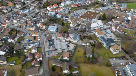 Die Schömberger Ortsmitte aus der Perspektive einer Drohnenkamera. Schömberg Ortsmitte Drohnenfoto