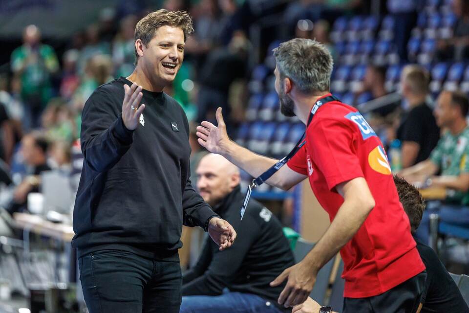 Trainer Nicolej Krickau (l)