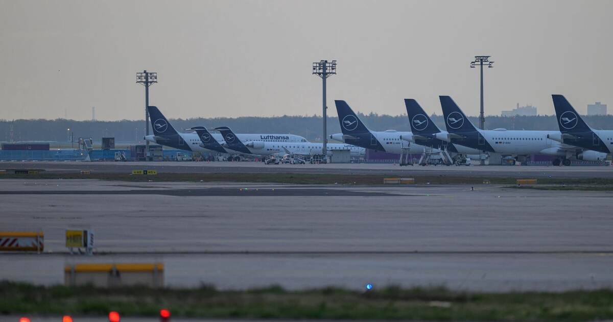 Pilots and flight attendants strike - | Hundreds of flights canceled