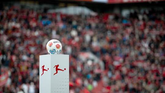 Der Spielball auf einem Podest vor einem Bundesligaspiel