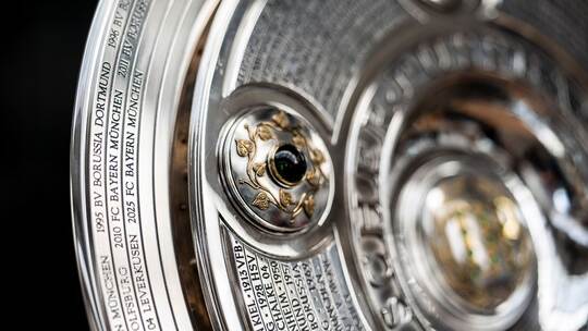 Meisterschale vergrößert