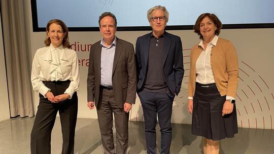 Der Alzheimer-Forscher Mathias Jucker (Zweiter von rechts) war zu Gast beim Studium Generale an der Hochschule, hier mit Profess