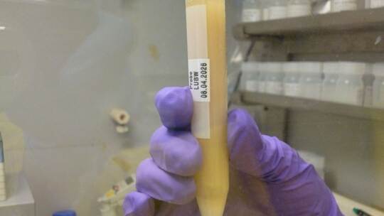 Substanz aus dem Behälter mit der Aufschrift "Polonium 210"