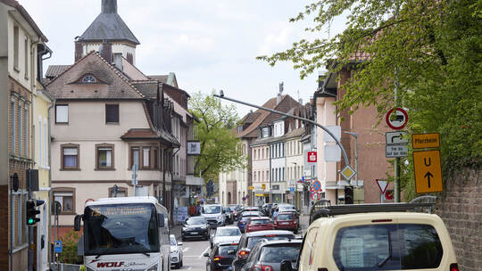 Bundesstraße B10-Sperrrung. Abriss der Behelfsbrücke und des bisher verbleiibenden Brückenteils Fahrtrichtung Karlsruhe.