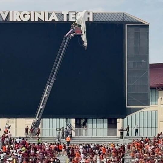 College Football: Fallschirmspringer prallt gegen Anzeigetafel