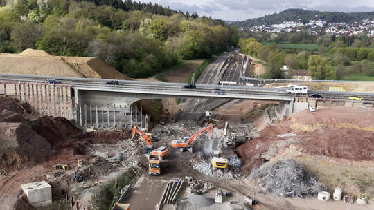 Bundesstraße B10-Sperrrung. Abriss der Behelfsbrücke und des bisher verbleiibenden Brückenteils Fahrtrichtung Karlsruhe.