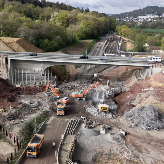 Bundesstraße B10-Sperrrung. Abriss der Behelfsbrücke und des bisher verbleiibenden Brückenteils Fahrtrichtung Karlsruhe.