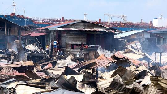 Brand in malaysischem Küstendorf