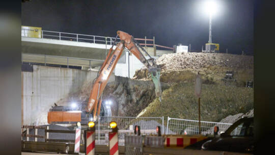 Bundesstraße B10-Sperrrung. Abriss der Behelfsbrücke und des bisher verbleiibenden Brückenteils Fahrtrichtung Karlsruhe.