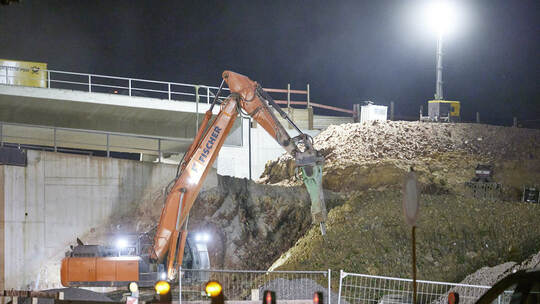 Bundesstraße B10-Sperrrung. Abriss der Behelfsbrücke und des bisher verbleiibenden Brückenteils Fahrtrichtung Karlsruhe.