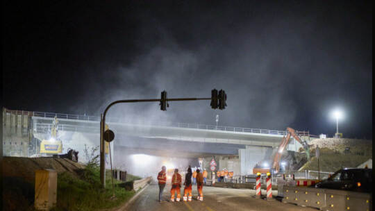 Bundesstraße B10-Sperrrung. Abriss der Behelfsbrücke und des bisher verbleibenden Brückenteils Fahrtrichtung Karlsruhe.