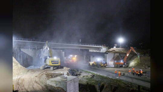 Bundesstraße B10-Sperrrung. Abriss der Behelfsbrücke und des bisher verbleibenden Brückenteils Fahrtrichtung Karlsruhe.