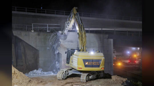 Bundesstraße B10-Sperrrung. Abriss der Behelfsbrücke und des bisher verbleiibenden Brückenteils Fahrtrichtung Karlsruhe.