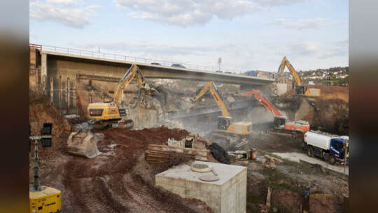 Bundesstraße B10-Sperrrung. Abriss der Behelfsbrücke und des bisher verbleibenden Brückenteils Fahrtrichtung Karlsruhe.