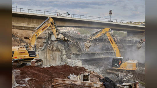 Bundesstraße B10-Sperrrung. Abriss der Behelfsbrücke und des bisher verbleibenden Brückenteils Fahrtrichtung Karlsruhe.