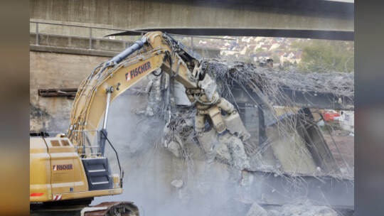 Bundesstraße B10-Sperrrung. Abriss der Behelfsbrücke und des bisher verbleiibenden Brückenteils Fahrtrichtung Karlsruhe.