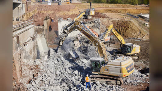 Bundesstraße B10-Sperrrung. Abriss der Behelfsbrücke und des bisher verbleiibenden Brückenteils Fahrtrichtung Karlsruhe.