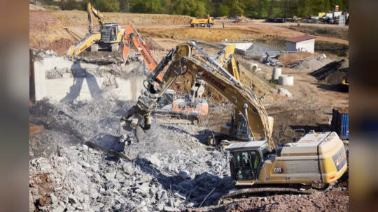 Bundesstraße B10-Sperrrung. Abriss der Behelfsbrücke und des bisher verbleiibenden Brückenteils Fahrtrichtung Karlsruhe.