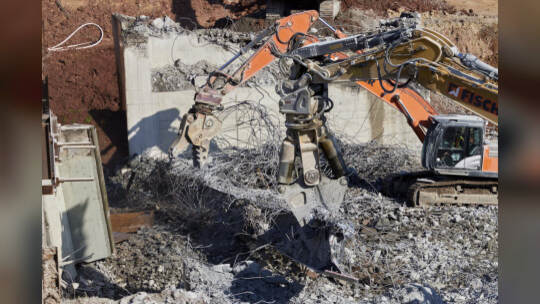 Bundesstraße B10-Sperrrung. Abriss der Behelfsbrücke und des bisher verbleiibenden Brückenteils Fahrtrichtung Karlsruhe.