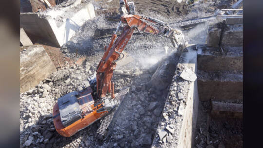 Bundesstraße B10-Sperrrung. Abriss der Behelfsbrücke und des bisher verbleiibenden Brückenteils Fahrtrichtung Karlsruhe.
